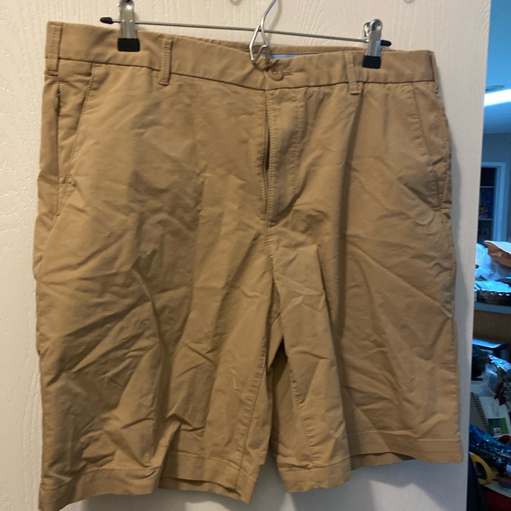 Men’s IZOD kaki shorts 9.5” length